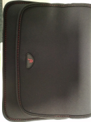 Cover til tablets sort neopren med røde stikninger. Op til 10"